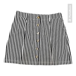 MOD on trend black/white skirt